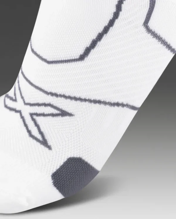 New 2XU Vectr Cushion No Show Socks White/Grey